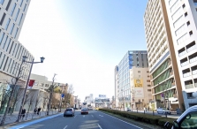 　オフィスやお店が多くある新宿通り沿いに立地します。