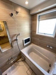 　TV付きの浴室には小窓もあり、ちょっとした換気をしたい時に便利です！