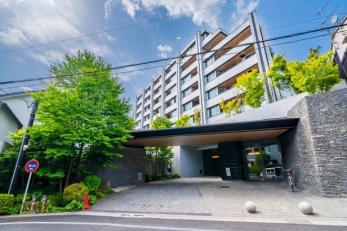 現地外観写真　平成25年建築、赤坂御所を望む高台に佇むハイグレードレジデンス。