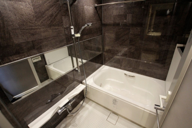 　主寝室の浴室にはLIXILの高級ユニットバス。浴室換気乾燥暖房付きです。