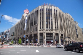 　「伊勢丹　新宿店」徒歩１５分。ショッピング、飲食などなんでも揃う新宿エリアが徒歩圏です♪