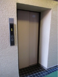　エレベーターは、２０１７年にリニューアル工事を行っております。