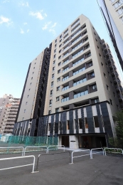 現地外観写真　生活環境と緑に恵まれた高台に住まう2018年築浅マンション「ジオ新宿若松町」