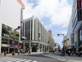 　商業施設が立ち並ぶ新宿エリアへは、徒歩や自転車移動も可能です。