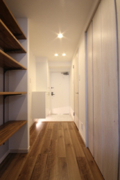 　廊下部には収納と可動棚があり、生活用品など様々なサイズのものを収納できます。