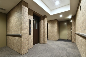 　絨毯敷きのホテルライクな内廊下設計