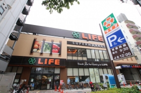 　マンション隣には夜遅くまで営業している大型スーパーがあります。「ライフ若松河田駅前店」