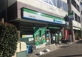 　ファミリーマート　新宿余丁町店　徒歩2分です。