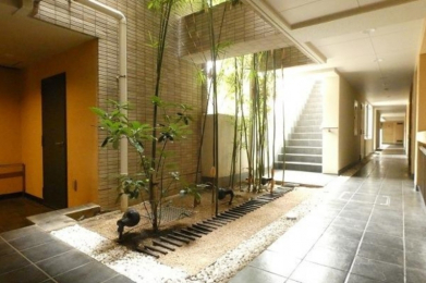 　1階中廊下は石と竹をモチーフにした和風モダンな空間