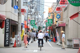　徒歩6分の「地蔵通り商店街」は、どこか昭和な雰囲気を味わえる懐かしい雰囲気に包まれた商店街。