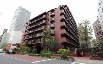 現地外観写真　千代田区六番町の閑静な住宅地に佇むヴィンテージマンション