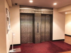 　総戸数104戸の大規模マンション。エレベーターは２基あります。