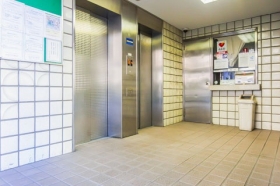 　エレベーターは２基ありお部屋への移動がスムーズにできます。