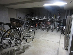 　駐輪場は雨や盗難から自転車を守る屋内型