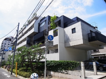 現地外観写真　人気の神楽坂エリアにある平成22年築デザイナーズマンション
