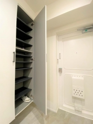 　シューズボックスは収納力のあるトールタイプ！すっきりと清潔感のある玄関を保てます。