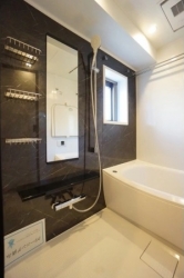 　マンションでは珍しい窓付の浴室は、採光だけではなく換気にも優れています。