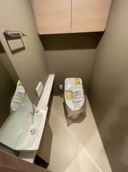 　シンプルですっきりした見た目のタンクレストイレ。手洗いカウンター付きです。