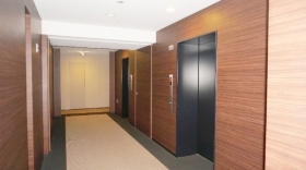　総戸数99戸のタワーマンション。エレベーターも複数基あります。