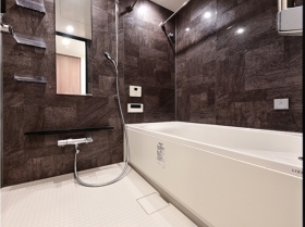 　サウナミストと浴室暖房換気乾燥機付の浴室では快適なバスタイムをお過ごし頂けます。