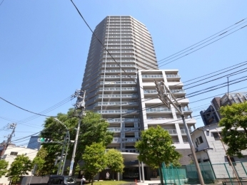 現地外観写真　神楽坂の高台に位置する、免震構造・地上26階建タワーマンション