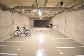 　雨や盗難から自転車を守る屋内駐輪場