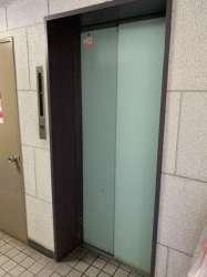 　エレベーターは2基あります。
