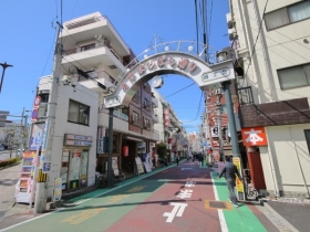 　曙橋駅前には「あけぼのばし通り商店街」があり 、生活に便利なお店が多数あります。