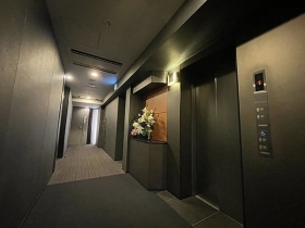 　ホテルライクな気品と落着きを演出する内廊下