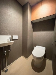 　タンクレストイレとグレーの壁紙がスタイリッシュな空間です。