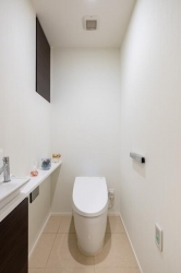 　シンプルですっきりした見た目のタンクレストイレ。衛生的面も安心な独立型の手洗い器も嬉しいポイントです。
