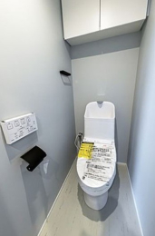 　パネル操作式の温水洗浄機能付きトイレです。吊戸棚付きでトイレ用品の収納も便利。
