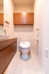　すっきりした見た目のタンクレストイレ。衛生的面も安心な独立型の手洗い器も嬉しいポイントです。