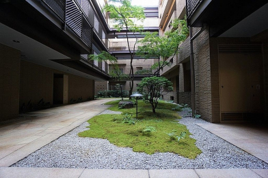 　建物中央部には日本庭園の中庭があり、安らぎ感じる雰囲気