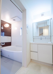 　浴室乾燥機付ユニットバス・洗面化粧台。小窓があり換気が可能です。