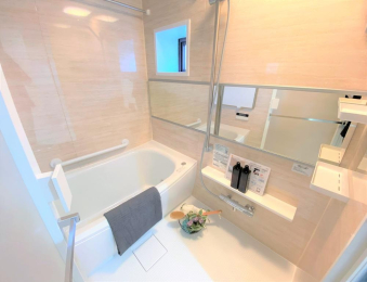 　浴室暖房換気乾燥機付フルオートバス。小窓があるのでちょっとした換気をしたい時に便利です！
