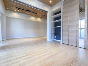 　洋室約5帖とリビングの間は床にレールがない可動仕切りで、ライフスタイルに合わせて空間を便利に使い分けれます。