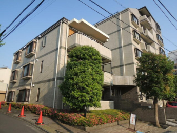 現地外観写真　牛込柳町駅から徒歩3分、高台の静かな住宅街に位地します。