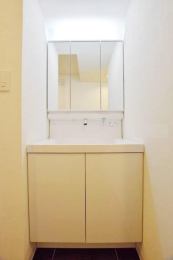 　三面鏡洗面台はコンパクトながら、鏡裏・下段に収納があるので、日用品や洗面用品等が収納できます。