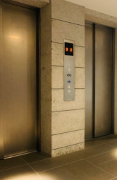 　エレベーター2基完備のマンションです。
