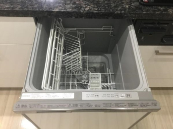 　システムキッチンには食洗機があり片付けもスムーズにできます。