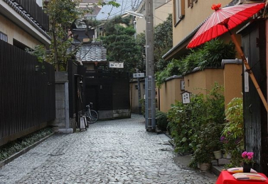 　おしゃれな飲食店などがある神楽坂エリアへも徒歩で行けます。