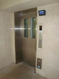 　エレベーターには中の様子を確認できるモニター付き