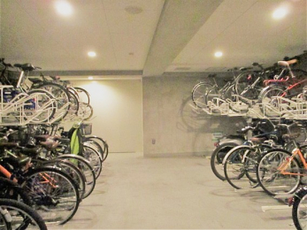 　雨や盗難から自転車を守る屋内駐輪場。（※空き状況は要確認）