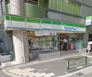 　ファミリーマート 新宿新小川町店　徒歩3分です。