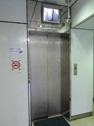 　エレベーター内に防犯カメラが設置され、モニターで中の様子を確認できます。