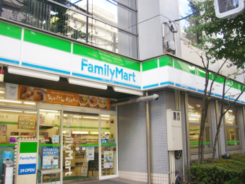 　ファミリーマート　江戸川橋駅西店　徒歩4分です。