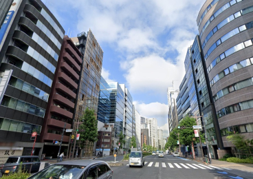 　高層のビルが立ち並ぶ新宿通り沿いに立地します。