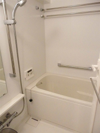 　追焚機能・浴室換気乾燥暖房機付ユニットバス。