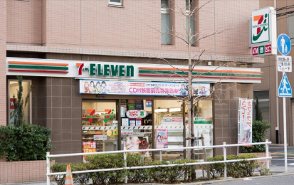 　「セブンイレブン新宿山吹町店」徒歩２分。徒歩４分圏内に４種類のコンビニがあります。
